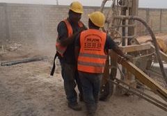 trabajadores con su uniforme